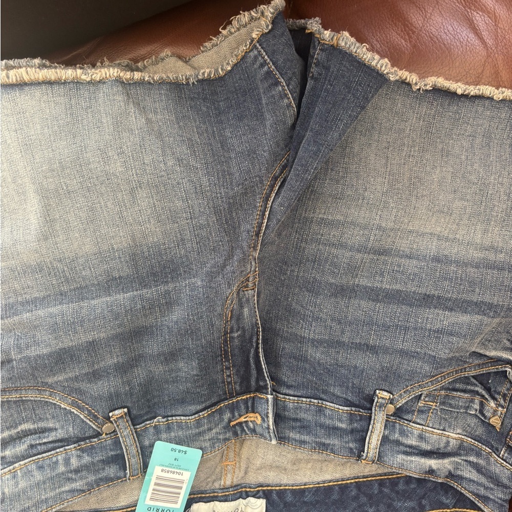Torrid Frayed Hem Blue Cropped Jean shorts-New with Tags